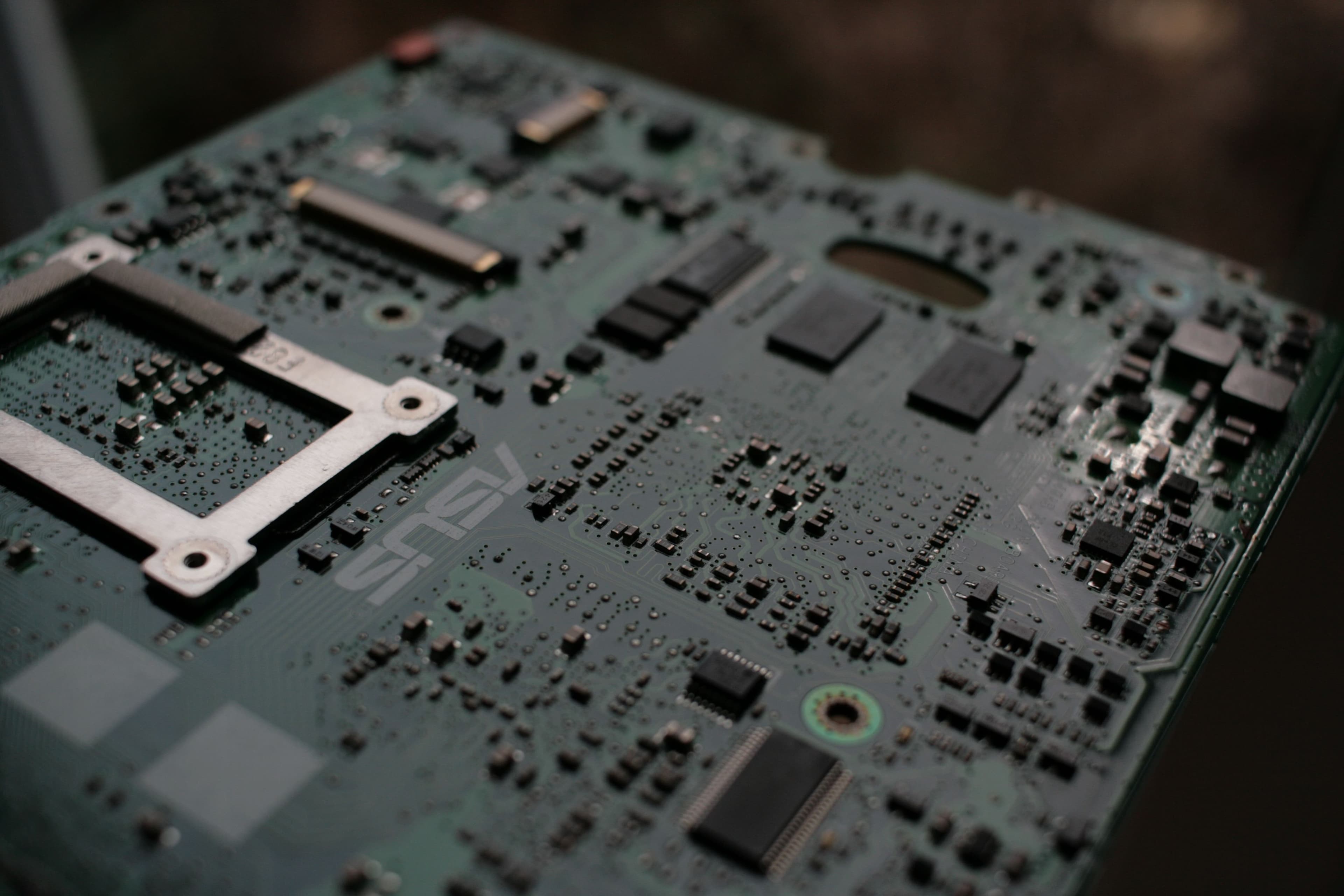 Turning Disconnected Hardware Data Into a Traceable Product Lifecycle